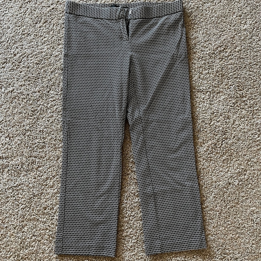 Size 4 Amanda & Chelsea capri pants. Stretchy material.